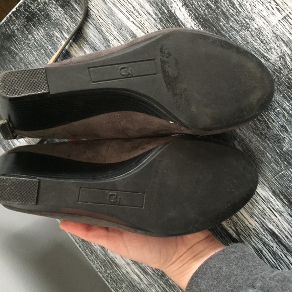 New Directions _Angle_ Grey Suede Wedge Pumps - 6 Like New - Picture 5 of 6